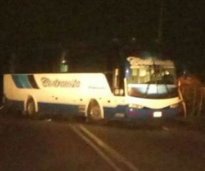 El conductor del bus de la empresa Cootracosta detuvo la marcha y bloqueó la vía nacional causando un trancón.