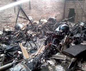 16 motocicletas fueron consumidas por las llamas. 