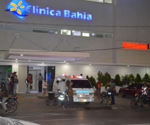 La Policía custodia la entrada de la clínica Bahía, en donde se encuentra el presunto homicida en reanimación.