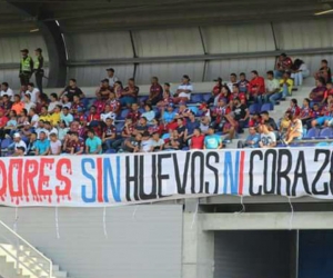 Pancarta ofensiva dentro del estadio Sierra Nevada.