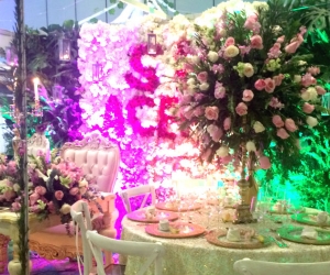 Las flores están en tendencia para la decoración de bodas.