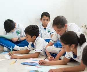 Niños pintan la movilidad en Gaira.