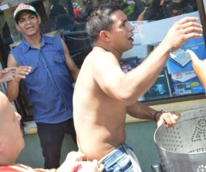 Momentos en que la comunidad detenía al atracador.