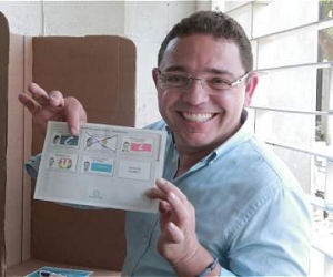 Rafael Martínez ejerciendo el voto durante la campaña de 2015.