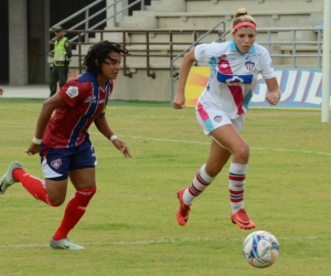 Momentos del partido entre el Unión Femenino y las Tiburonas del Junior Femenino, que se jugó este domingo en el estadio Sierra Nevada.