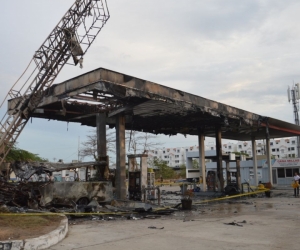 Así quedó la gasolinera luego del accidente del bus intermunicipal.