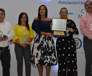 La viceministra Sandra Howard recibiendo el reconocimiento por parte de Cotelco Magdalena.