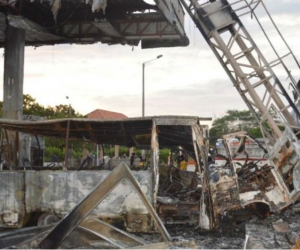 Así quedó la estación de gasolina del sector de Don Jaca, en las afueras de Santa Marta, luego que una buseta chocó contra una de la islas del lugar.