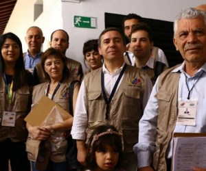  Javier Couso (centro), diputado de IU en el Parlamento Europeo, reportó normalidad en votaciones en Venezuela.