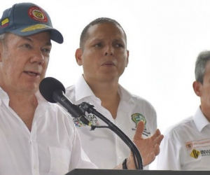 El alcalde de Ciénaga, Nene Pérez, acompañó al presidente Santos durante su intervención.