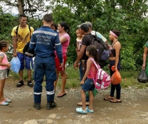 Autoridades apoyando a las familias afectadas.