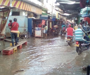 El río ya se metió en el sector comercial. 