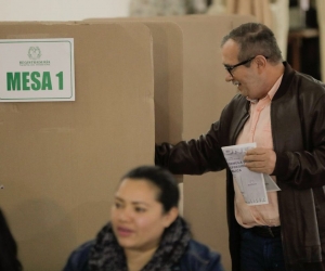 Rodrigo Londoño mientras que ejercía su derecho al voto.