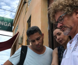 El samario Yuldor Gutiérrez (director de la serie) y Xilena Aycardi (actriz) ultimando detalles de la grabación.