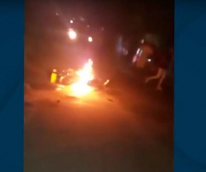 La comunidad les incendió la motocicleta.