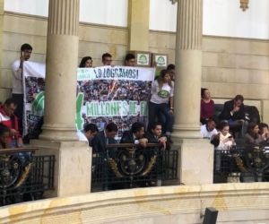 Partido verde- pancarta en el congreso.