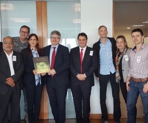 La gobernadora Rosa Cotes junto a las directivas de Aerocivil y el gabinete departamental