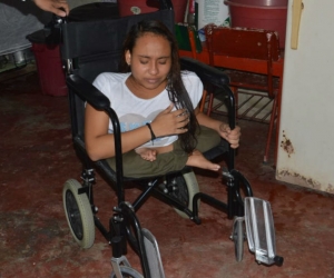 El rostro de Katherine refleja la felicidad al recibir la silla de rueda que le da una luz de esperanza para seguir soñando. 