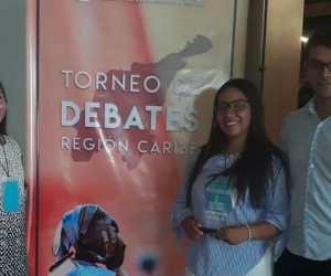 La joven de séptimo semestre del Programa de Economía Ana Pirela Ríos, quien hace parte del equipo de alumnos que concursó en este Torneo, junto con Vanessa Mier García y Daniel José Rueda Lobato, de sexto y cuarto semestre respectivamente, fue premiada por ocupar el primer lugar en oratoria entre todos los participantes de las diferentes universidades de la Costa Caribe colombiana.