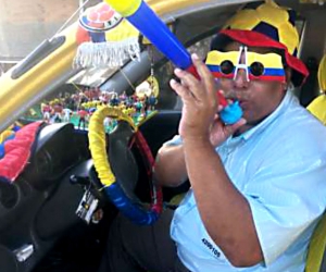 Rafael Carillo le imprimió al taxi su pasión por el fútbol.