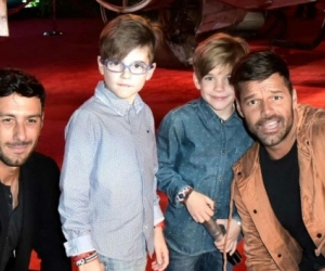 Ricky Martin en compañía de sus hijos y esposo.