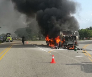 El camión quedó calcinado tras el accidente.