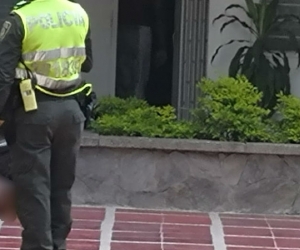 Policía hicieron presencia en el edificio donde se presentaron los hechos.