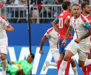 Alexandar Kolarov celebra tras marcar de tiro libre.