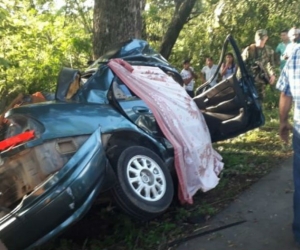 Al parecer, el conductor perdió el control del vehículo y chocaron contra un árbol.