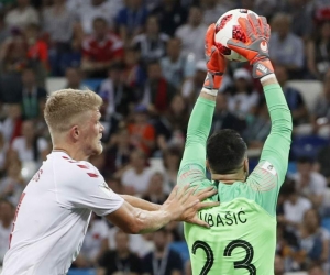 Danijel Subasic atrapa el balón en una jugada del partido.