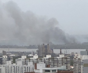 Aspecto del incendio en el Parque Isla Salamanca desde Barranquilla.