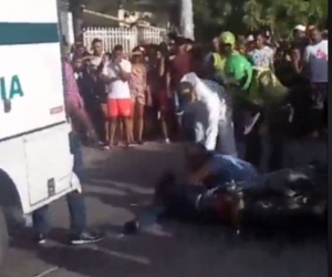 Cortesía.  Momentos en que unidades de Dijin hacen el levantamiento del cadaver.