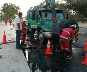 Las cuadrillas de Veolia y Essmar trabajando para superar la contingencia en El Cundí.