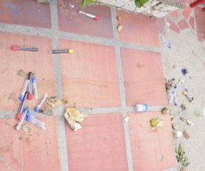 Residuos hospitalarios encontrados en el barrio El Jardín.