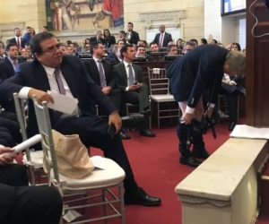 La plenaria del Congreso se vio sorprendida cuando Mockus se bajó los pantalones ante los asistentes.