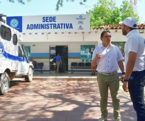 Fachada de la sede administrativa de la ESE Alejandro Próspero Reverend. Afuera, el alcalde Rafael Martínez y el secretario de salud, Julio Salas.