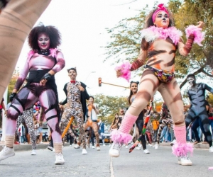 Momentos del desfile folclórico durante las Fiesta del Mar.