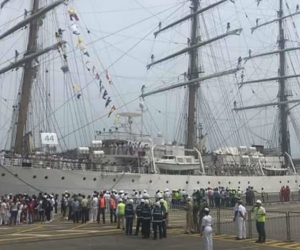 Visitantes a los veleros que llegaron a Santa Marta.