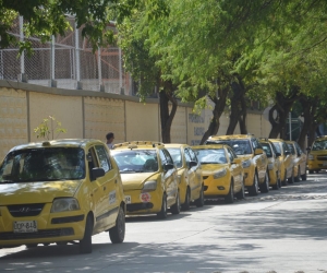 Taxis parqueados mientras los conductores pueden instalar el taxímetro. 