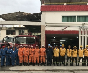 Unidades de organismo de socorro buscan acabar las llamas en la Sierra Nevada.