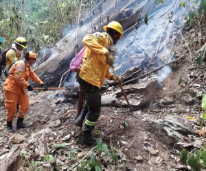  Unidades de las Defensa Civil y Bomberos controlan punto  de propagación de las llamas.