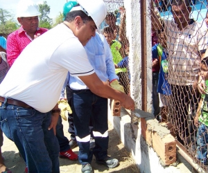 El alcalde Jairo Molina de Arco puso la primera piedra del proyecto de nuevo estadio de fútbol.