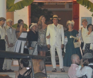 Carlos Vives y Claudia Elena Vásquez a su llegada a la fiesta estilo años 50 que se celebra en el Liceo Celedón.