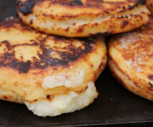 Las arepas y la lechona, de los platos típicos que pueden solicitarse por domicilio.