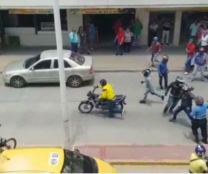 Comunidad ayuda al mototaxista para que se vaya del lugar. 