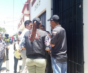 En los exteriores de la residencia del 'Nene' Pérez los agentes del CTI esperan la salida del alcalde cienaguero.