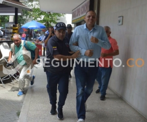 Escoltado por agentes de la Policía y Fiscalía, llegó el Edgardo Pérez al centro judicial.