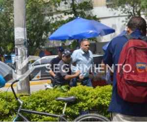 El Alcalde de Ciénaga llegando al centro judicial de Santa Marta.