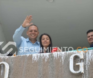 Desde arriba, Edgardo Pérez junto a su esposa saludó a sus seguidores.