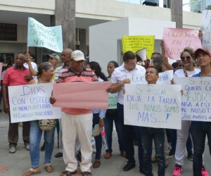 Con pancartas, sus seguidores le manifiestan su apoyo al Alcalde de Ciénaga.